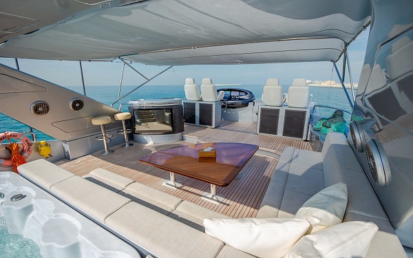 Аренда моторной яхты Azimut 100 Medusa в Дубае, ОАЭ